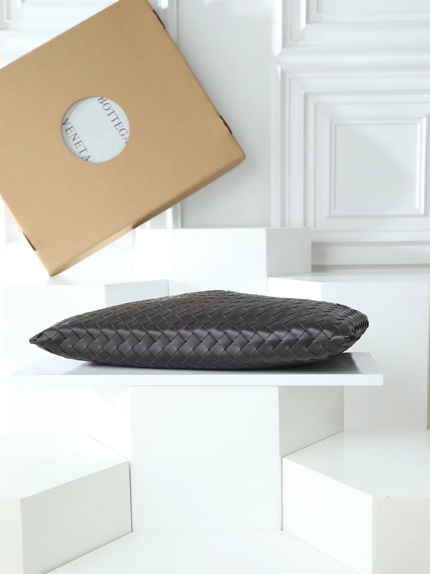 1180. #Bv’s new medium size HO 796262. The bag body and handles are made of a whole piece of woven leather. The bag body is soft and lazy. Ho symbolizes the praise of innovation and eternal craftsmanship [love]. The pyramid silhouette combines practicality and fashion. It is modern and casual. The double-sided closure design of the bag mouth is more convenient and safe! Made of soft cowhide and full of texture, this is a must-have for fashionable ladies who like minimalism, comfort and casualness! Dimensions: 46x21x10